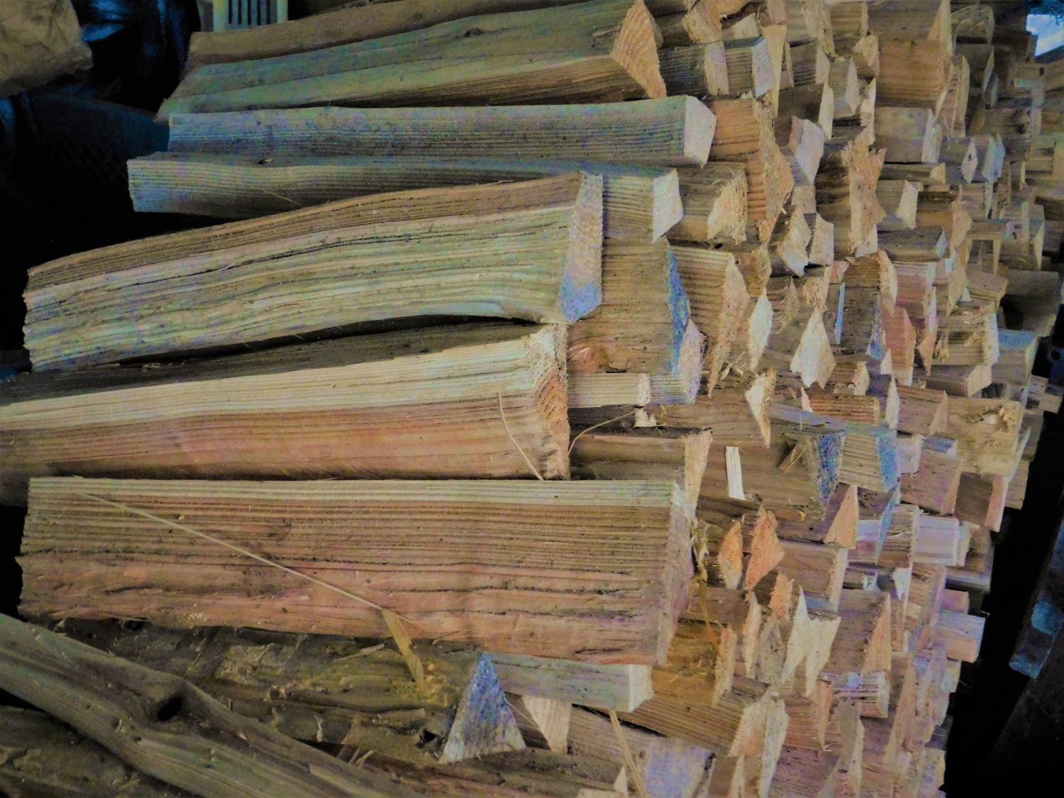 大分の杉(スギ)を1年以上自然乾燥させた、硬く絞まった良質な薪です